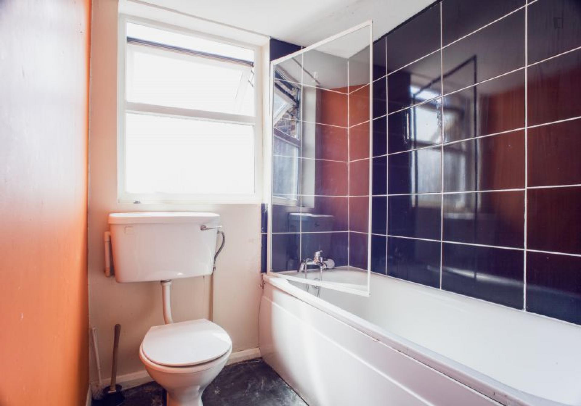 Bright double bedroom in a 9-bedroom flat, near Kilburn tube station