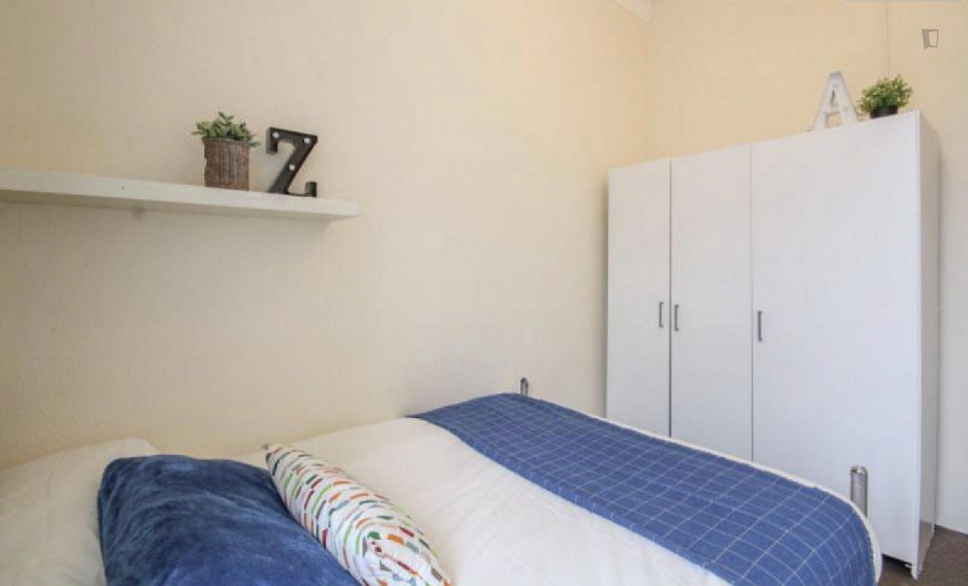 Bright double bedroom in a 9-bedroom flat, near Kilburn tube station