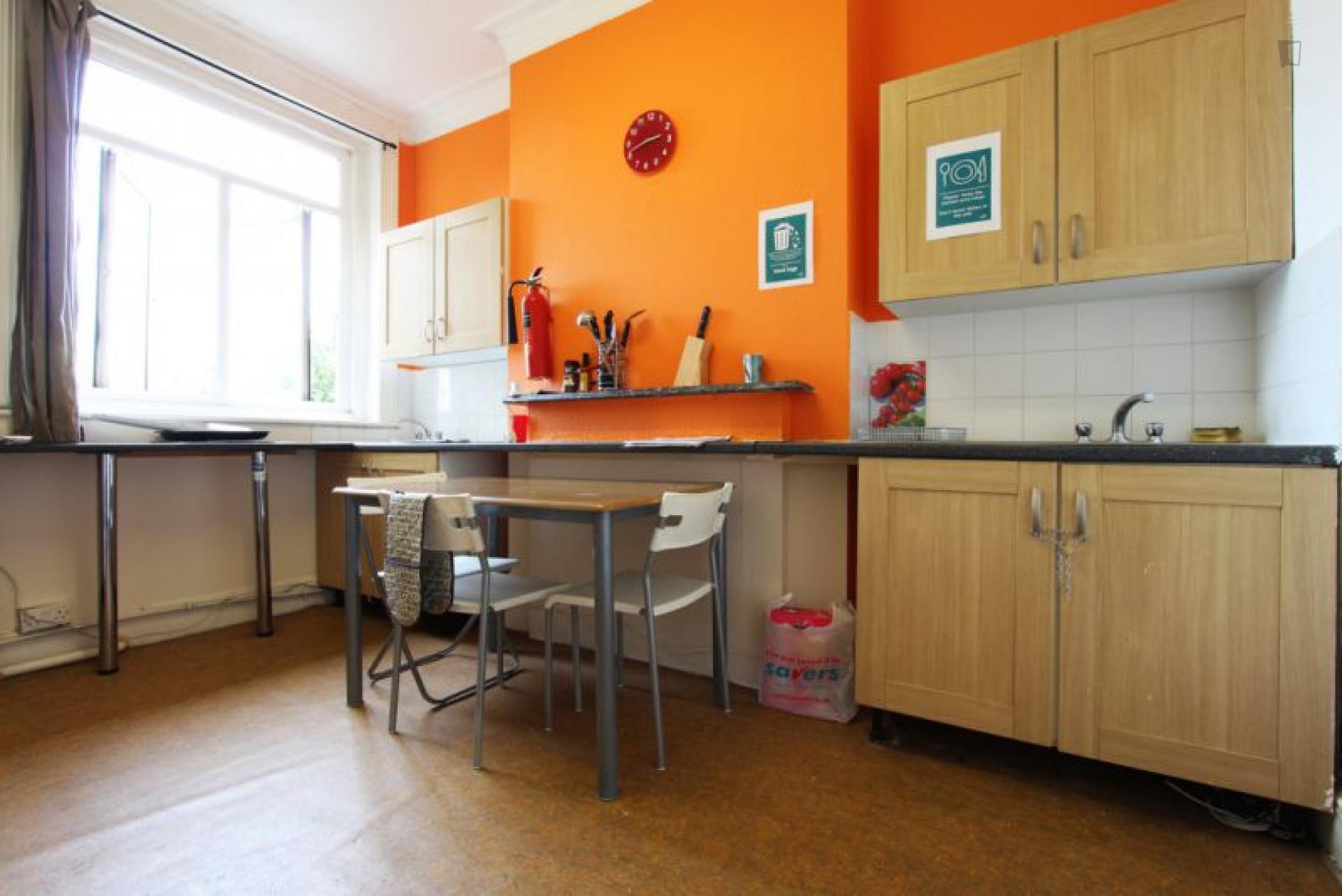 Bright double bedroom in a 9-bedroom flat, near Kilburn tube station
