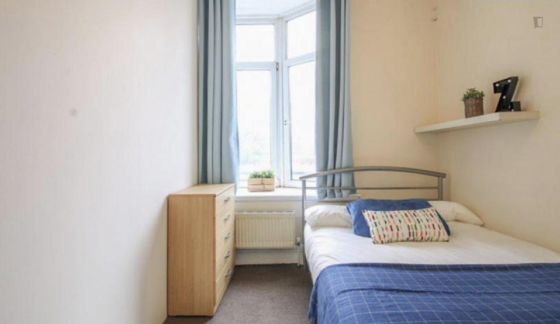 Bright double bedroom in a 9-bedroom flat, near Kilburn tube station