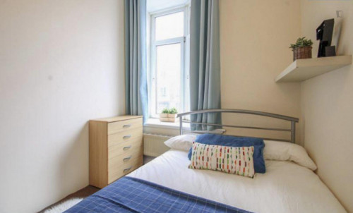 Bright double bedroom in a 9-bedroom flat, near Kilburn tube station  - Gallery -  4
