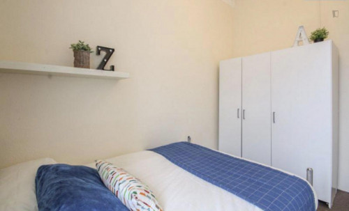 Bright double bedroom in a 9-bedroom flat, near Kilburn tube station  - Gallery -  2