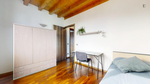 Single bedroom in 3-bedroom apartment