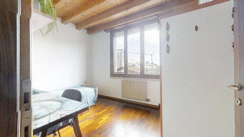 Single bedroom in 3-bedroom apartment