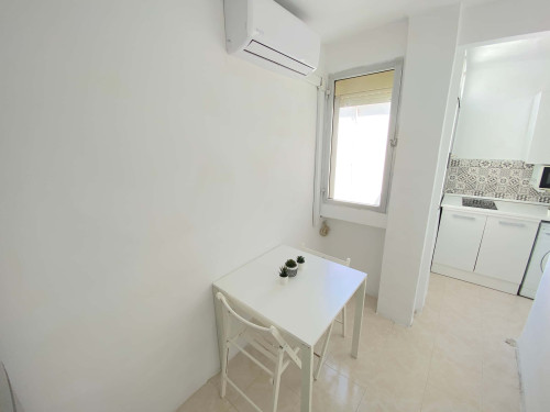 Sunny room near CENTER with A/C in apart., TV 32", lock door and WIFI incl. - Gallery - 14