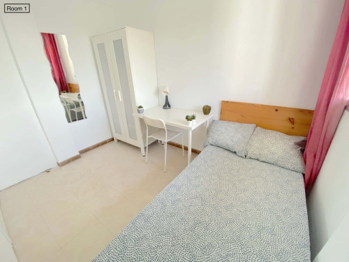 Sunny room near CENTER with A/C in apart., TV 32", lock door and WIFI incl. - Gallery - 2