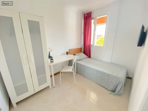 Sunny room near CENTER with A/C in apart., TV 32", lock door and WIFI incl. - Gallery - 3