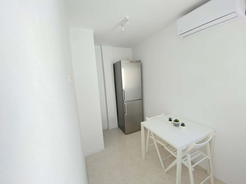 Sunny room near CENTER with A/C in apart., TV 32", lock door and WIFI incl. - Gallery - 5