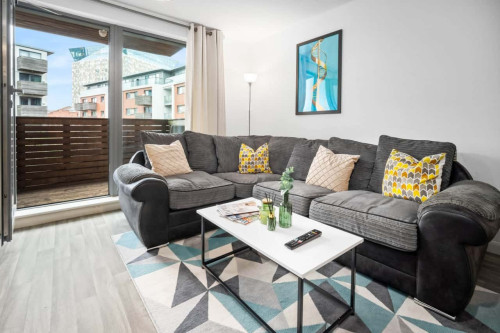 Spacious City Centre Apartment - Balcony - Smart TV