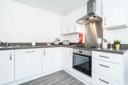 Spacious City Centre Apartment - Balcony - Smart TV