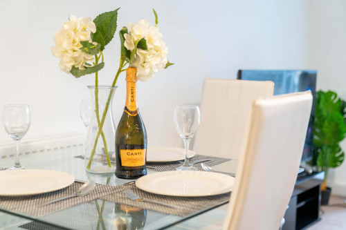 Spacious City Centre Apartment - Balcony - Smart TV