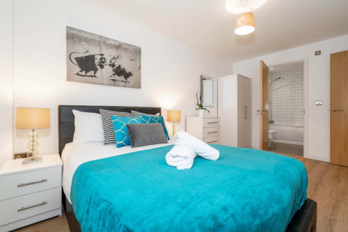 Spacious City Centre Apartment - Balcony - Smart TV