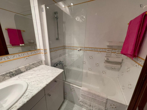 Beautiful double ensuite bedroom well connected to the city center - Gallery - 4