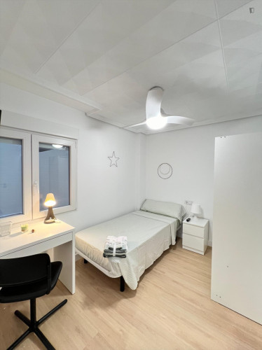Comfy single bedroom near Parc Municipal