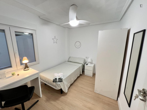 Comfy single bedroom near Parc Municipal