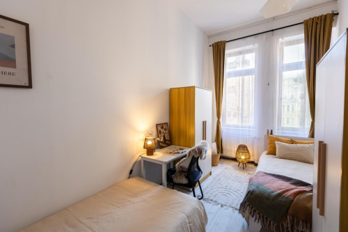 Bed in a welcoming twin bedroom, near the Budapest-Keleti train station