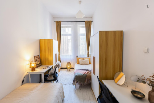 Bed in a welcoming twin bedroom, near the Budapest-Keleti train station