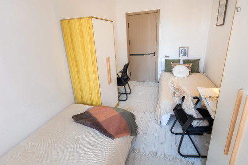 Bed in a welcoming twin bedroom, near the Budapest-Keleti train station