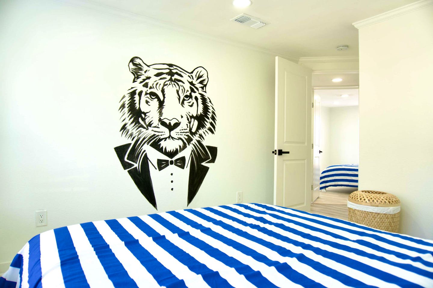  Private Room  -  Spacious Coliving Home with Large Backyard in Vibrant Old Town Roanoke  - Gallery -  2