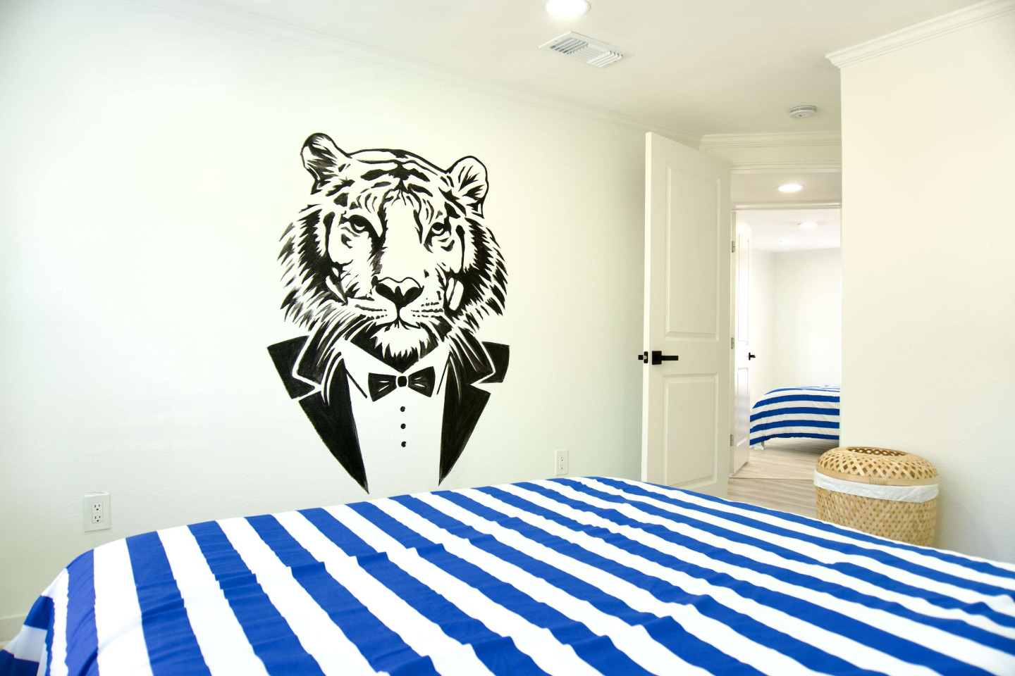  Private Room  -  Spacious Coliving Home with Large Backyard in Vibrant Old Town Roanoke  - Gallery -  5