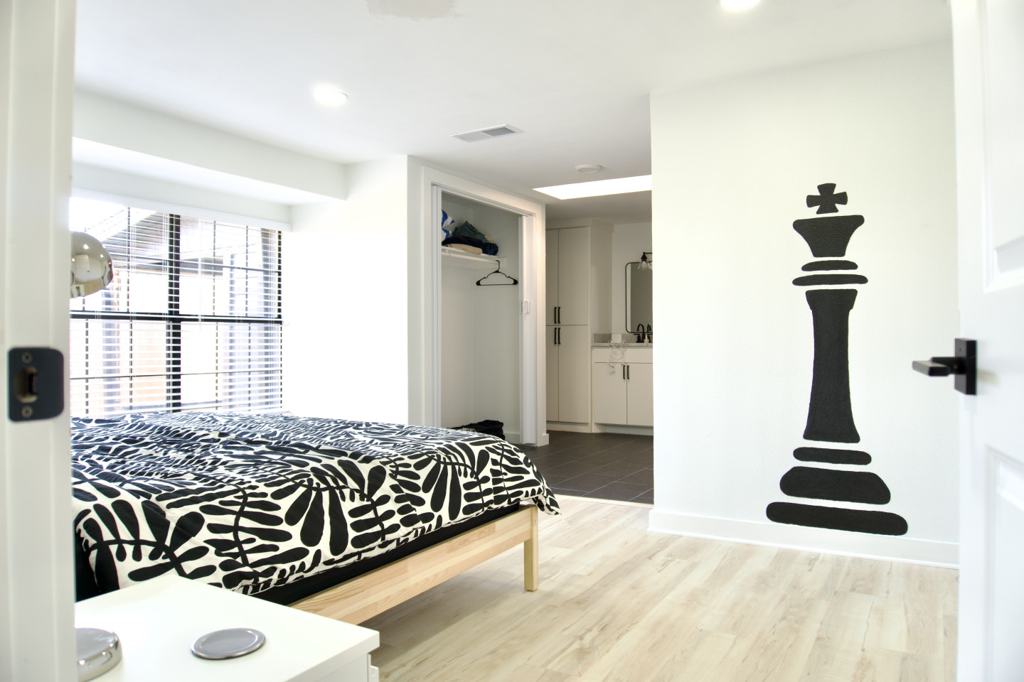  Ensuite Room  -  Spacious Coliving Home with Large Backyard in Vibrant Old Town Roanoke  - Gallery -  2