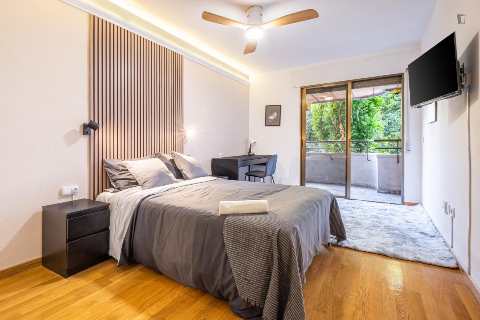 Appealing Double Bedroom With A Balcony, In Ensanche Diputación - 1