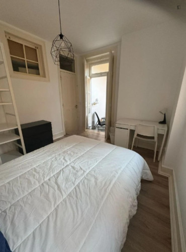 Good bedroom next to Anjos metro station