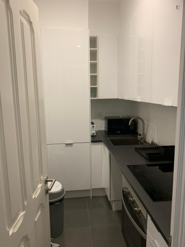 Good bedroom next to Anjos metro station