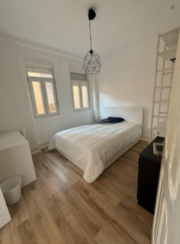 Good bedroom next to Anjos metro station