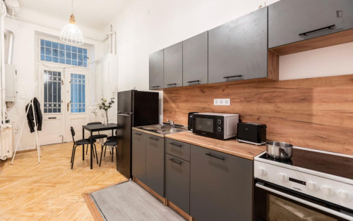 Bed in a welcoming twin bedroom, near the Budapest-Keleti train station