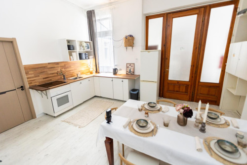 Bed in cosy twin bedroom near Budapest-Keleti station