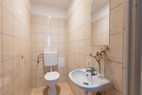 Bed in cosy twin bedroom near Budapest-Keleti station