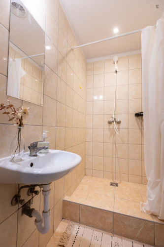 Bed in cosy twin bedroom near Budapest-Keleti station