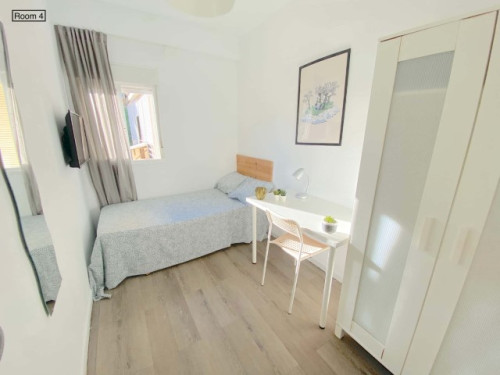 Sunny room near center with WIFI and TV for students  - Gallery -  2