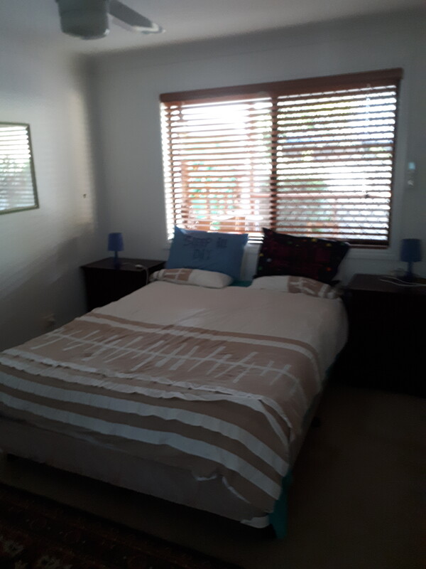  Room 1(Single Bed)  -  Room with queen bed Burleigh Waters  - Gallery -  1
