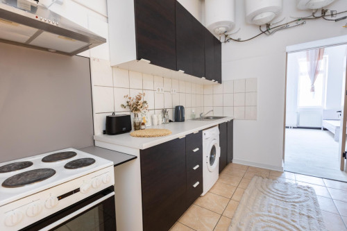 Bed in neat twin bedroom near Keleti pályaudvar metro station