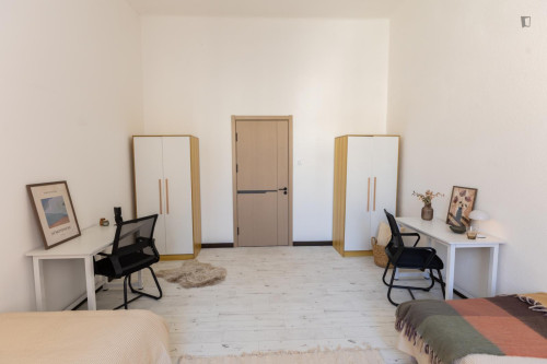 Bed in bright twin bedroom near Keleti pályaudvar metro station