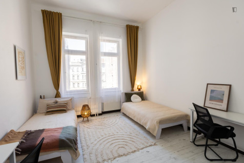 Bed in bright twin bedroom near Keleti pályaudvar metro station