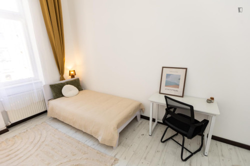 Bed in bright twin bedroom near Keleti pályaudvar metro station
