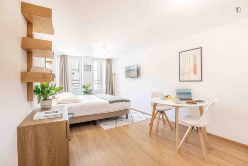 HH, Swiss, Lausanne, Saint-Laurent 33-35, n303