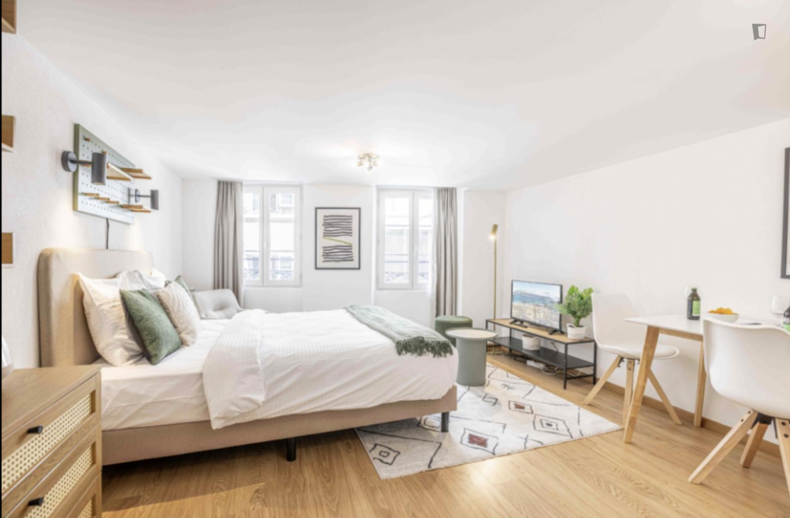 HH, Swiss, Lausanne, Saint-Laurent 33-35, N211 - 1
