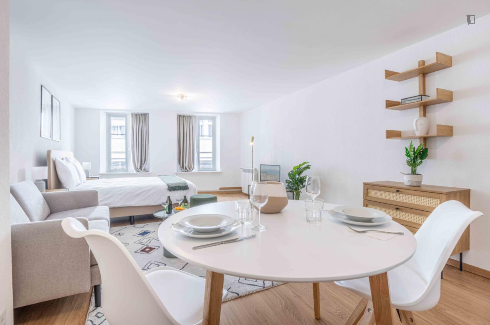 HH, Swiss, Lausanne, Saint-Laurent 33-35, N202 - 1