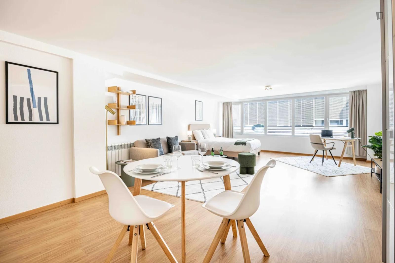  HH, Swiss, Lausanne, Saint-Laurent 33-35, N101  -  HH, Swiss, Lausanne, Saint-Laurent 33-35, n101  - Gallery -  1