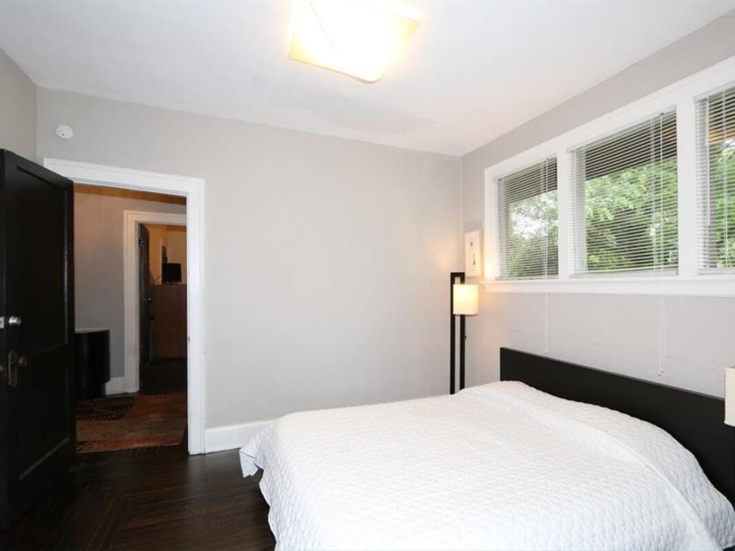 Queen Suite(Full Room) - urban - Gallery - 1