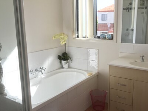 Gorgeous 1b and own bathroom 