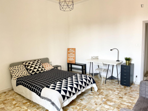 Very appealing double bedroom in Campo di Marte  - Gallery -  5