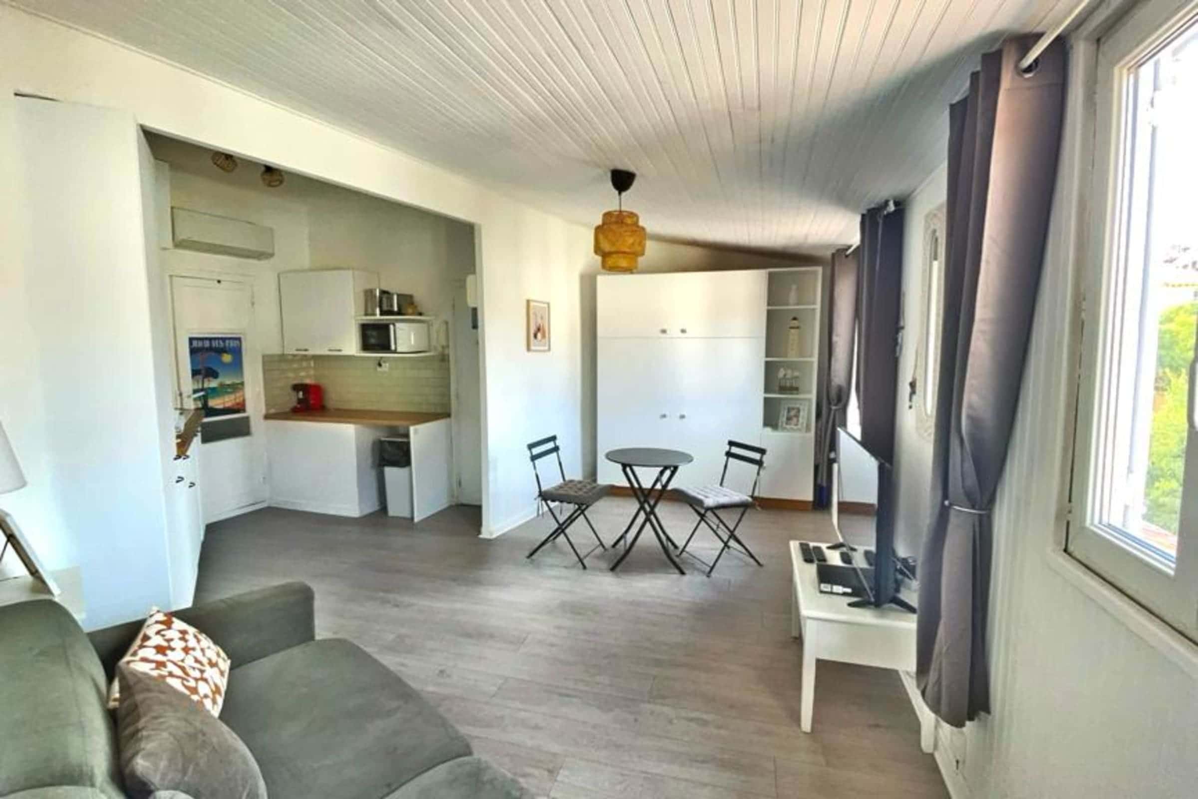  Studio  -  (041) Studio Place Nationale Vieil Antibes Clim  - Gallery -  1