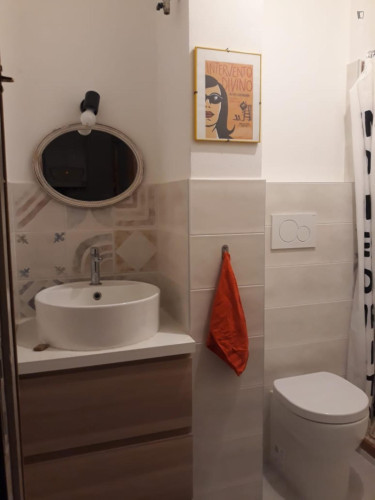 Double bedroom, with private bathroom and balcony, in 3-bedroom apartment