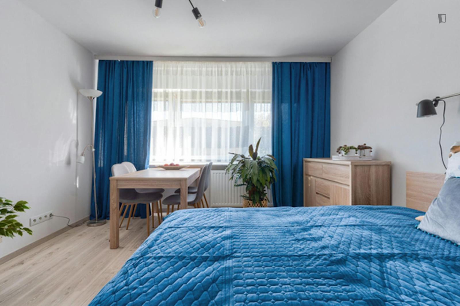 Neat Double Bedroom Near Księcia Janusza Metro - Neat double bedroom near Księcia Janusza metro - Gallery - 1