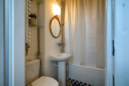 Pleasant double bedroom near the Center metro station  - Gallery -  5